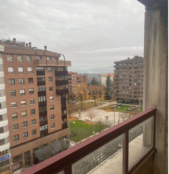 Una vista de una ciudad desde un balcón con un cartel que dice 'farmacia'.