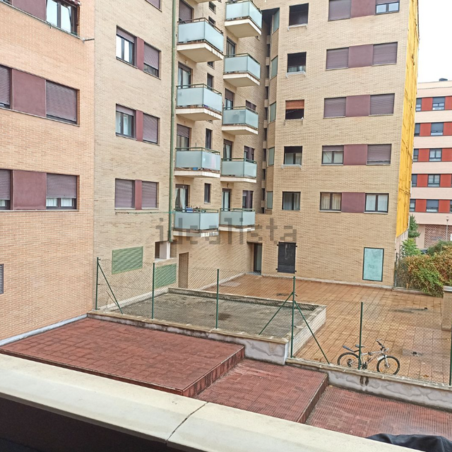 Un edificio de ladrillo con la palabra ista escrita en él.