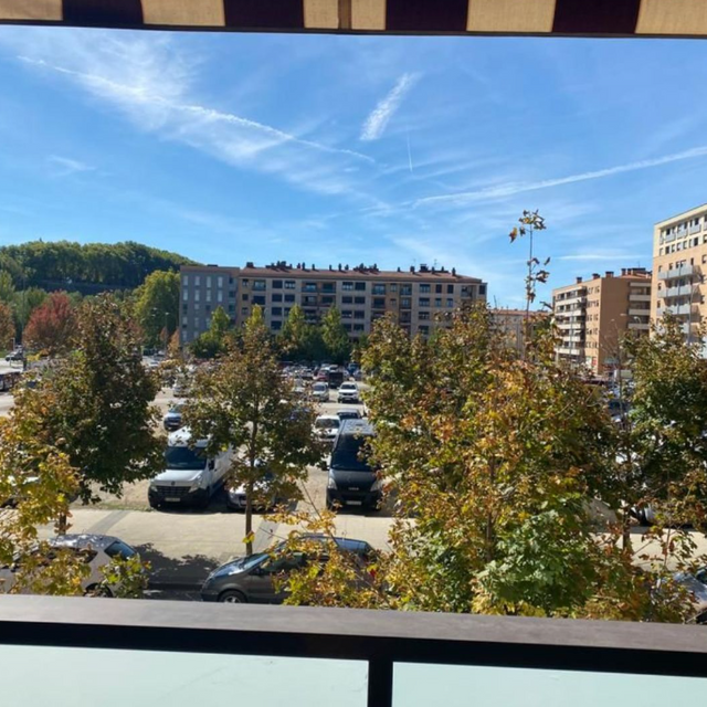 Una vista de un estacionamiento desde un balcón.