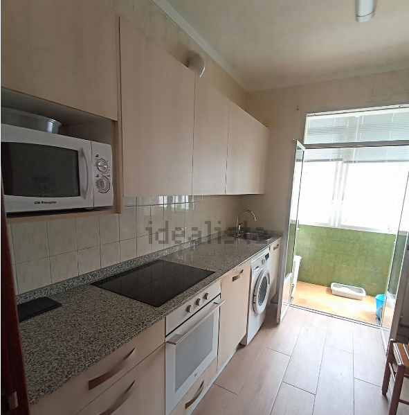 Una cocina con horno y microondas y las palabras idealista en la pared.