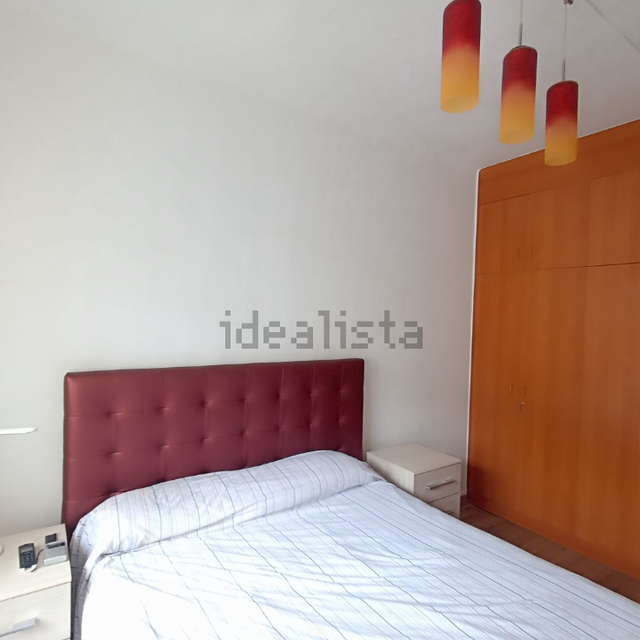 Un dormitorio con Idealista escrito en la pared sobre la cama.