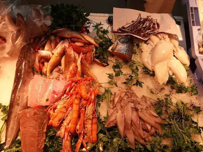 Una variedad de mariscos se exhibe en una mesa