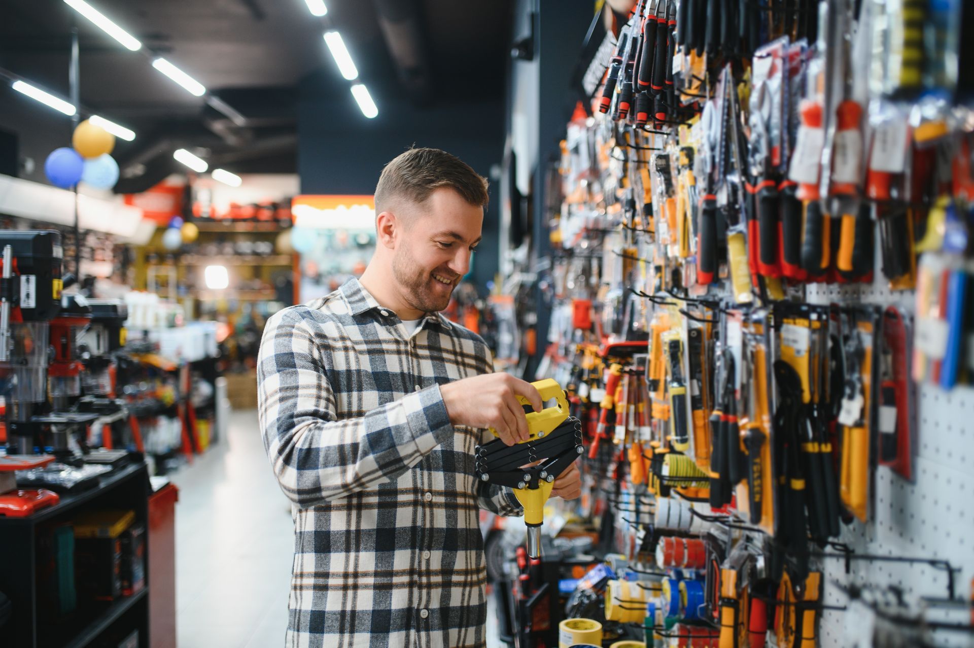 Un homme souriant dans un rayon de bricolage.