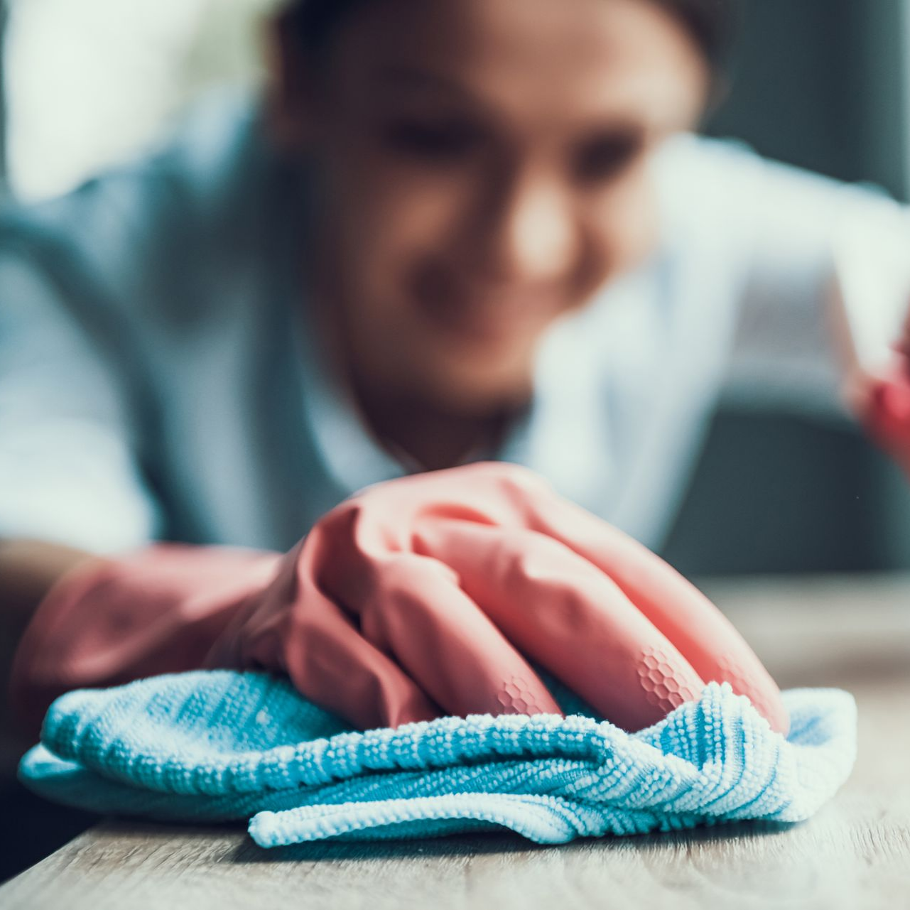 Une personne en train de faire le ménage.
