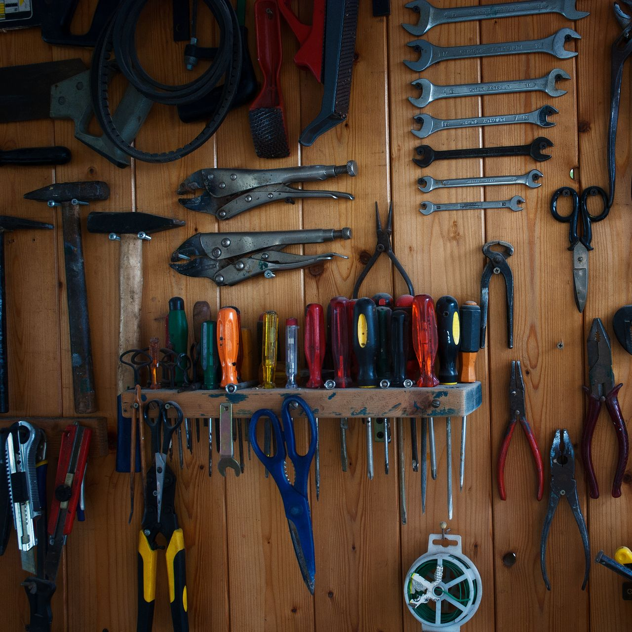 Des outils rangés sur un mur.