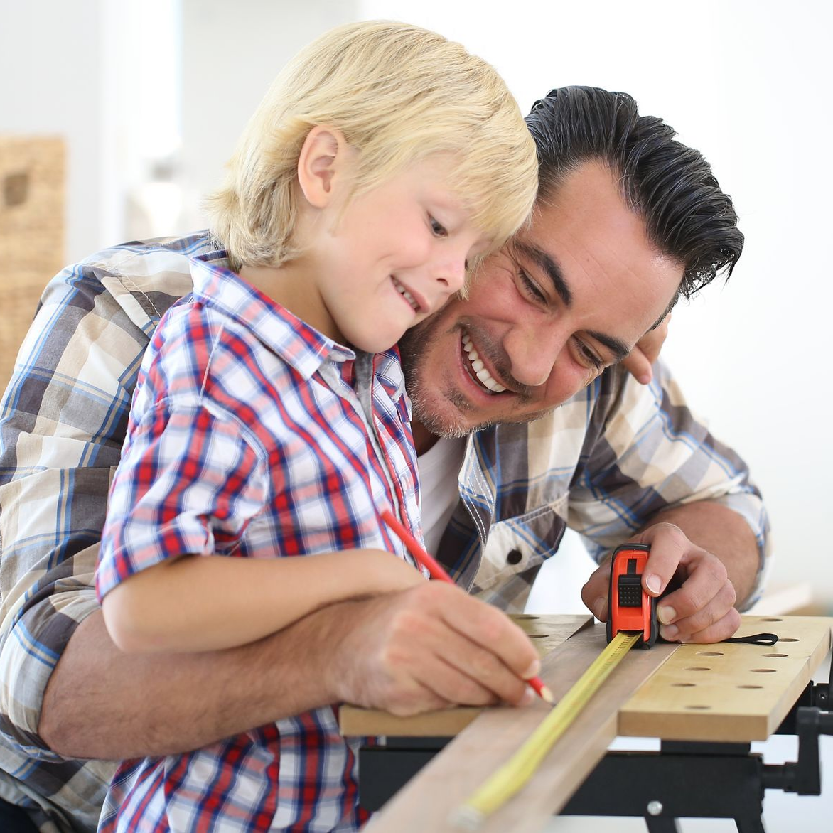 Un père et son enfant souriant.