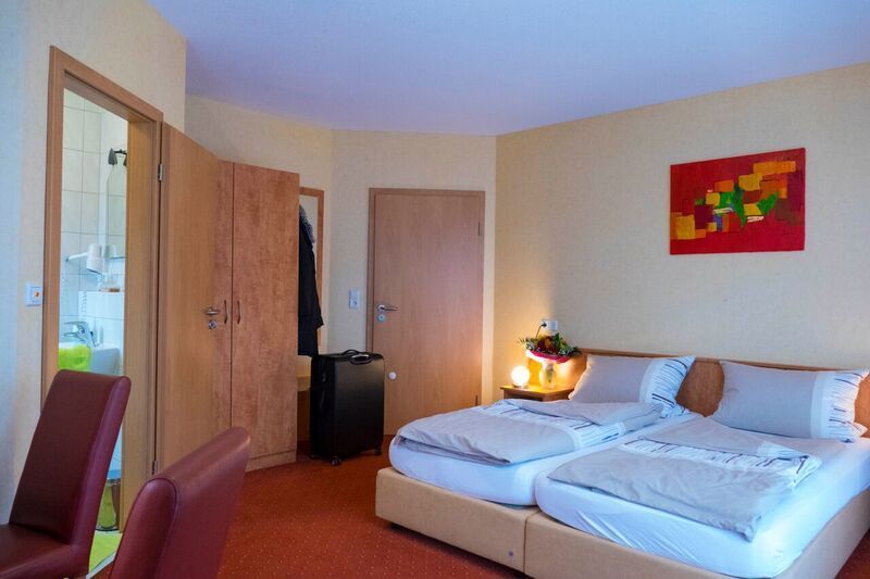 Modernes helles minimalistisches Wohnzimmer