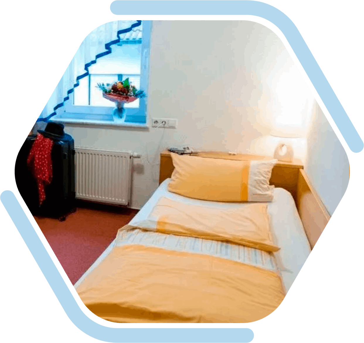 Hotelzimmer Doppelbett, Berglandschaft