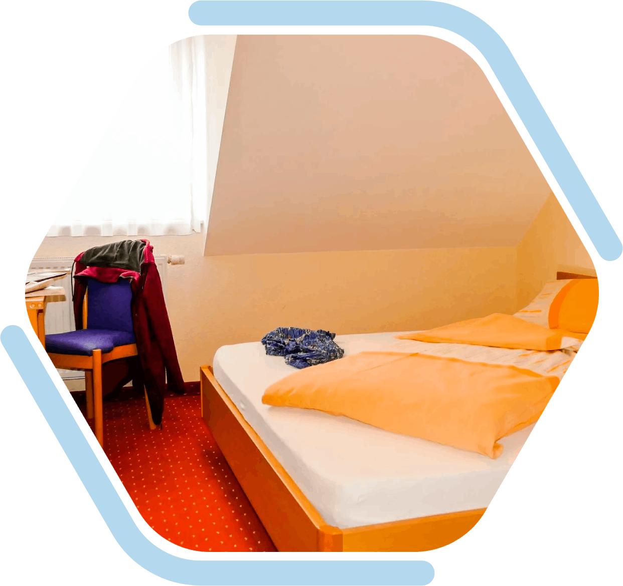 Hotelbett mit Handtüchern