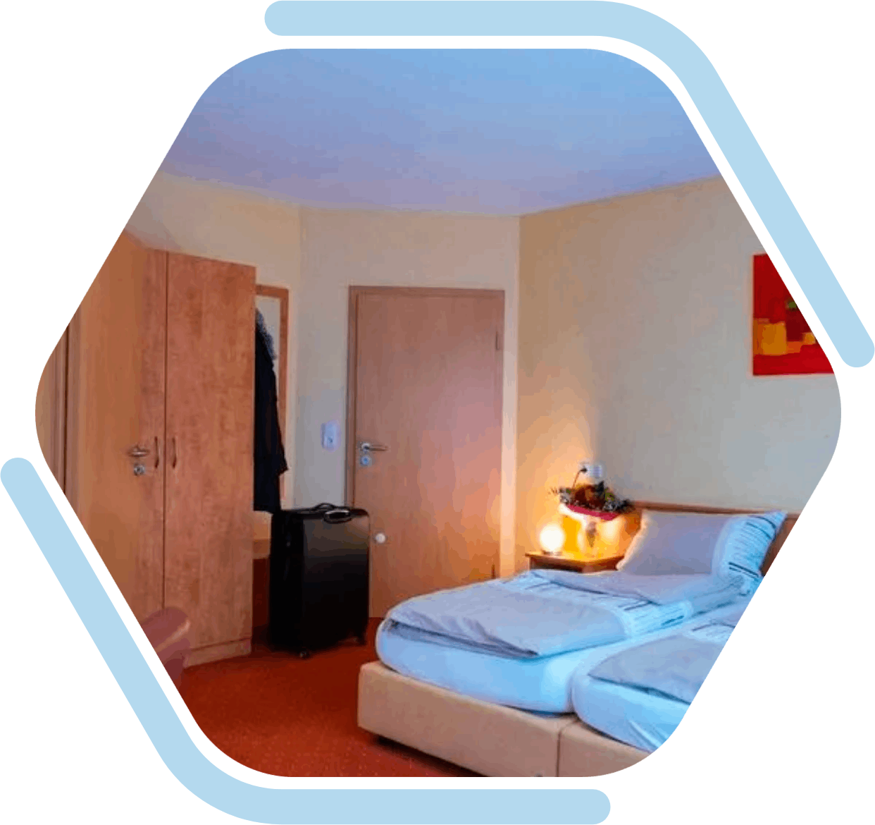 Geräumiges Hotelzimmer mit Doppelbett