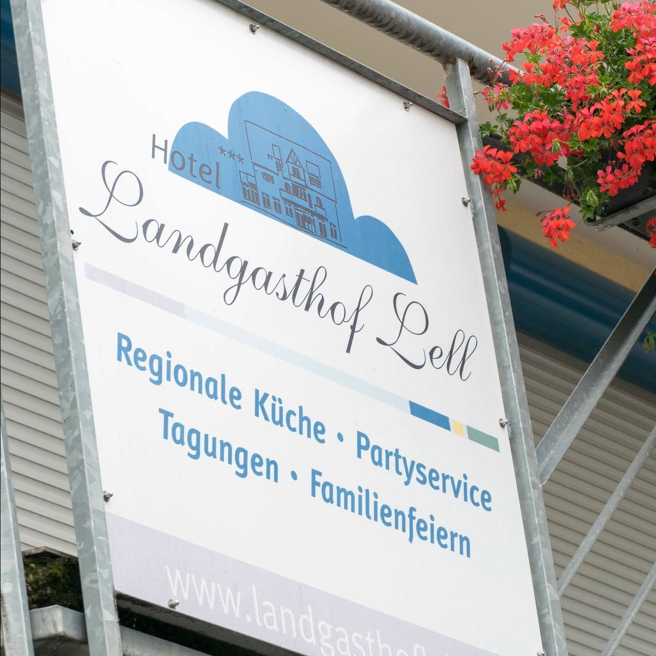 Zwei Freundinnen essen Burger