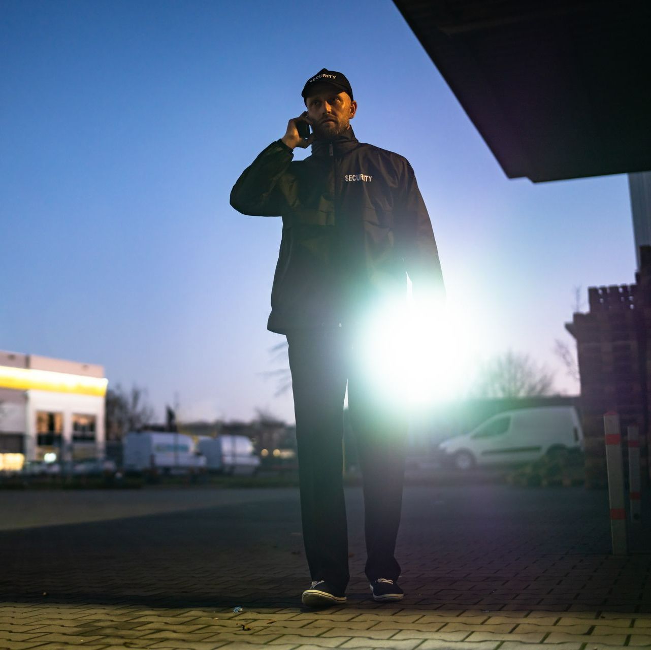 Intervenant rondier avec une lampe torche