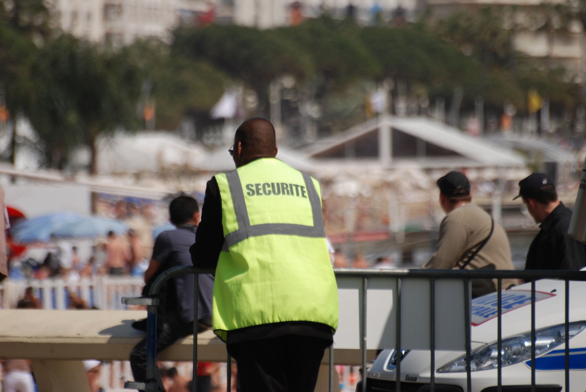 Agent de gardiennage avec un gilet jaune