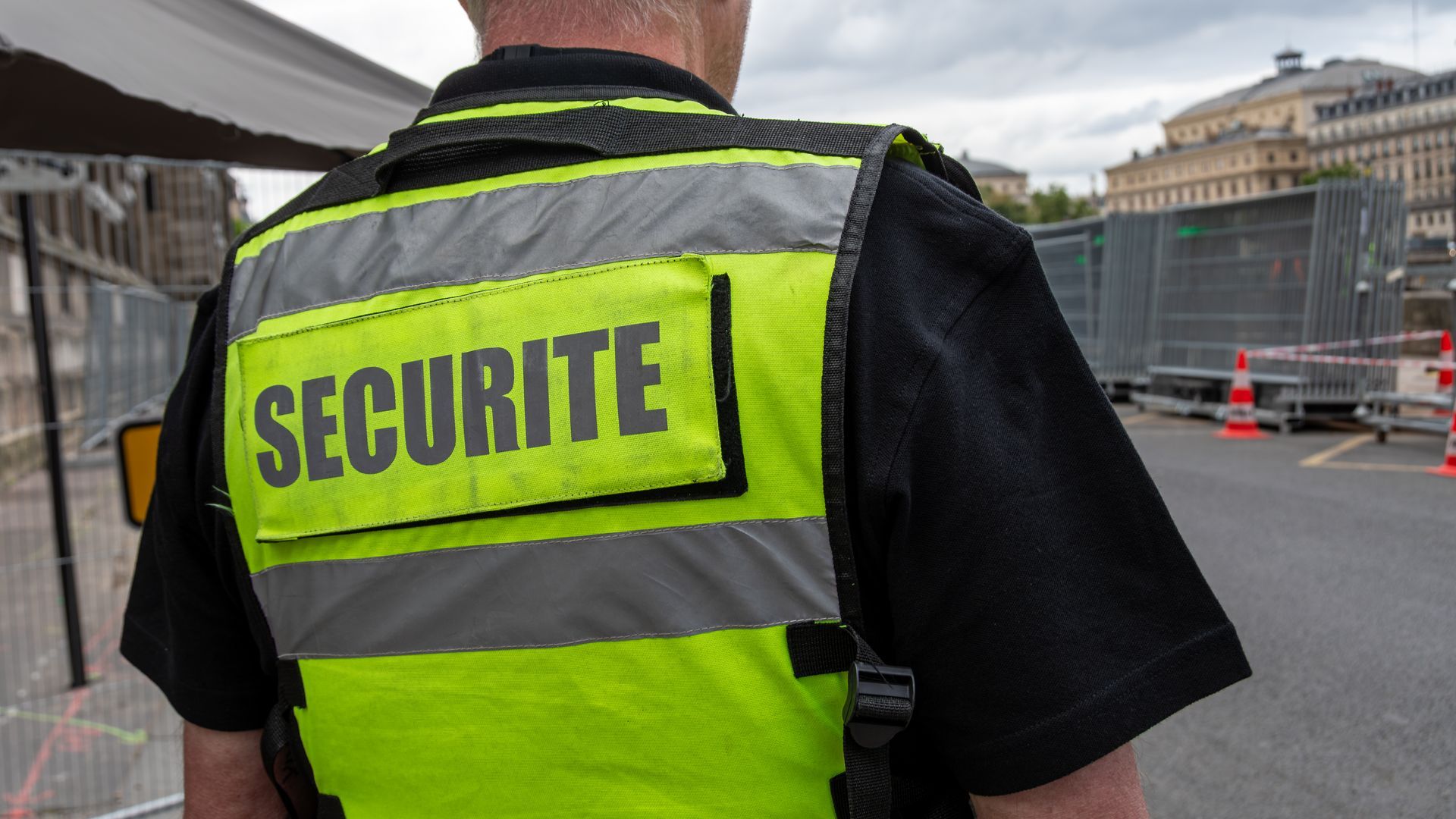 Agent de sécurité avec un gilet jaune