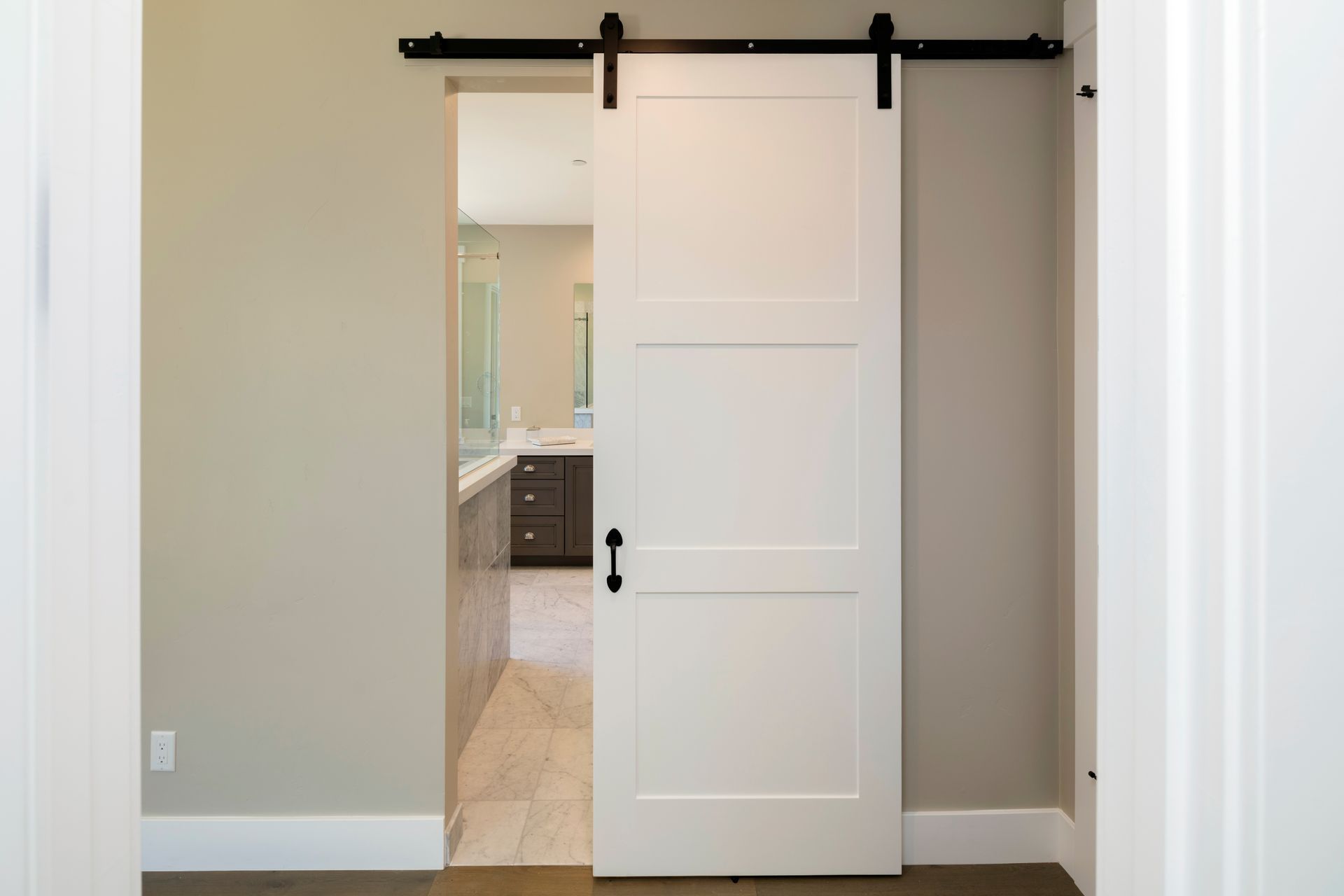 Une porte coulissante intérieure à moitié ouverte