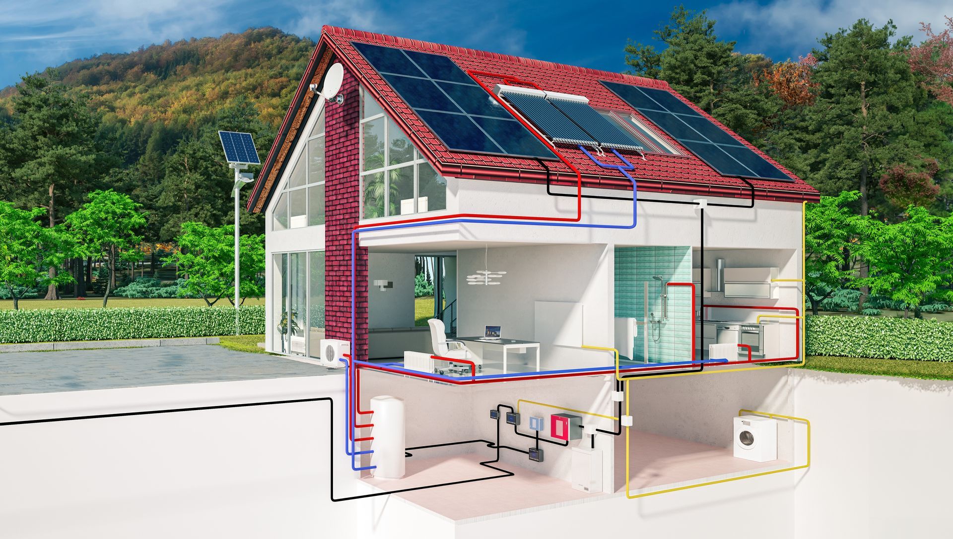 Hausdach mit Solarpaneelen bei Sonnenuntergang