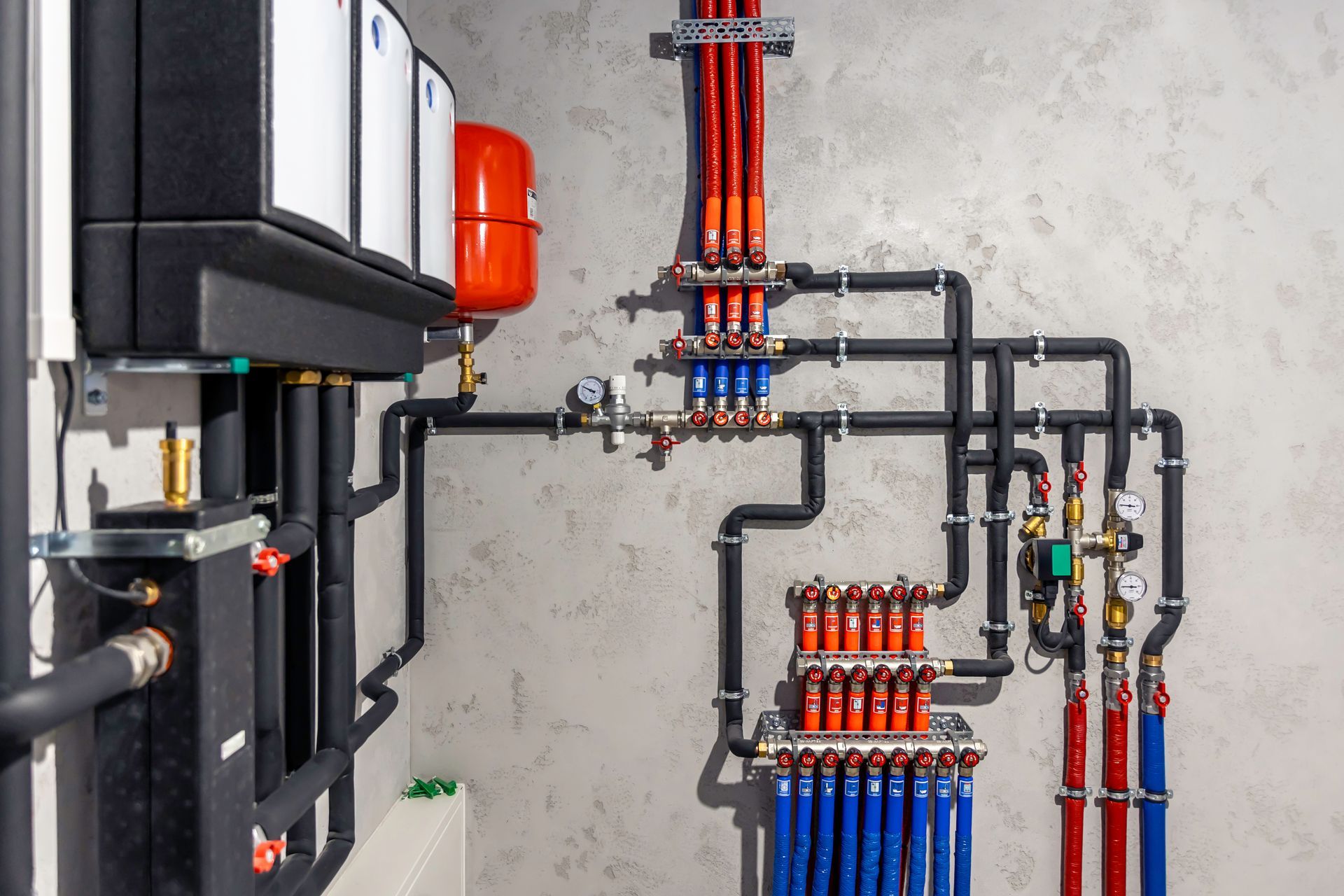 Hausförmige Münzen und kleine Häuser neben einer Energieeffizienz-Bewertungstabelle auf gelbem Hintergrund