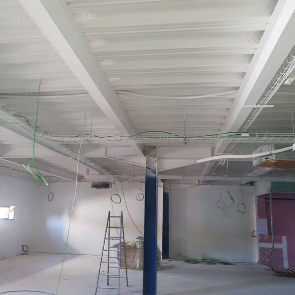 Una habitación vacía con una escalera en el medio.