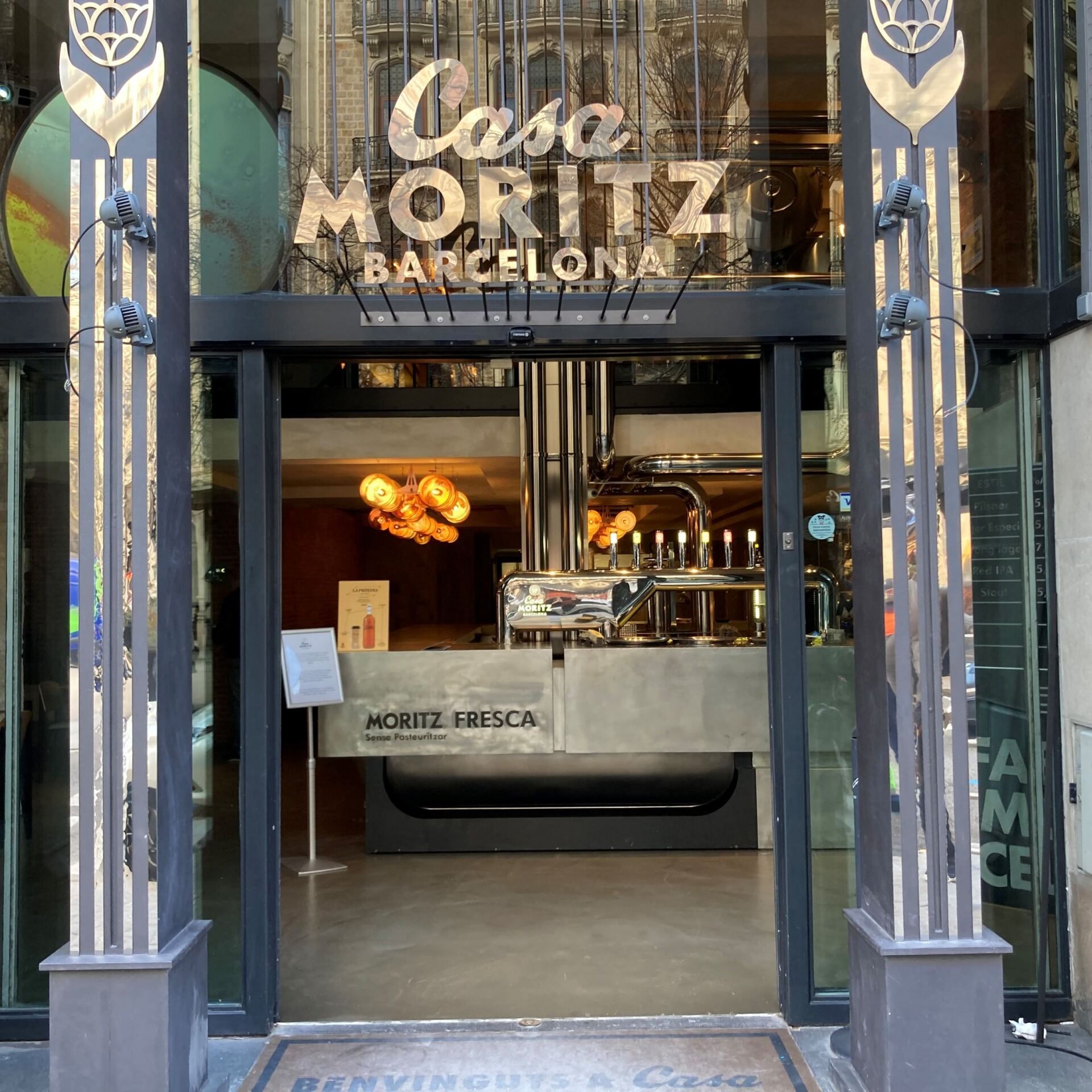 Se muestra la entrada a la Casa Moritz de Barcelona.
