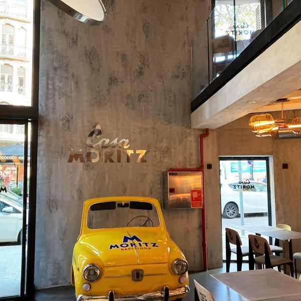 Un coche amarillo con la palabra Moritz.