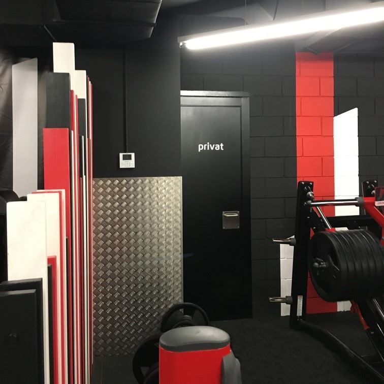 Un gimnasio con una puerta que dice privado.