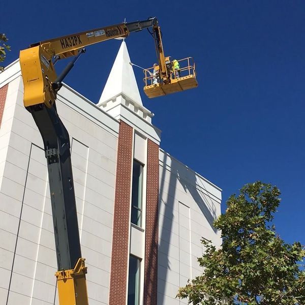 Una grulla amarilla con la palabra pastor en ella