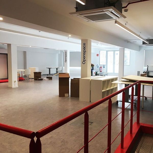 Una habitación grande con un pilar que dice espacio abierto.