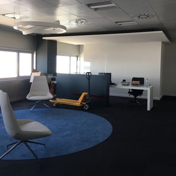 Una habitación con sillas y un carrito amarillo dentro.