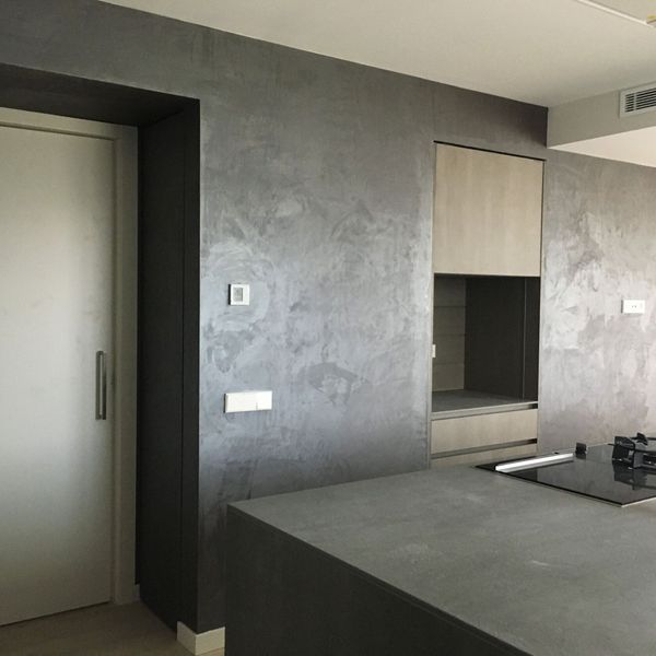 Una cocina con una gran isla y un horno de leña.