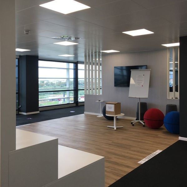 Una habitación grande con una pizarra blanca en la pared.