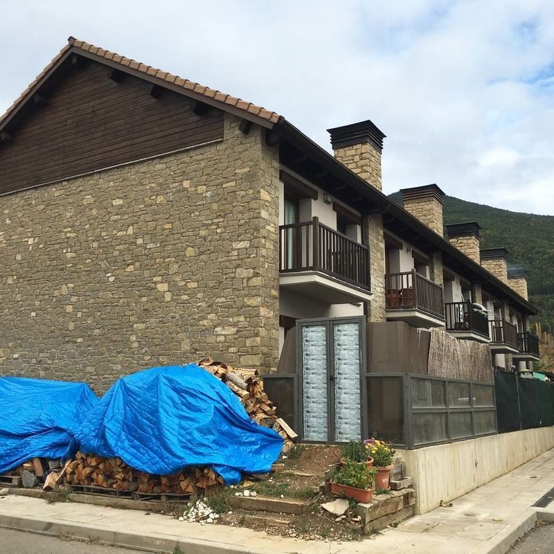 Un edificio con una lona azul en el costado.