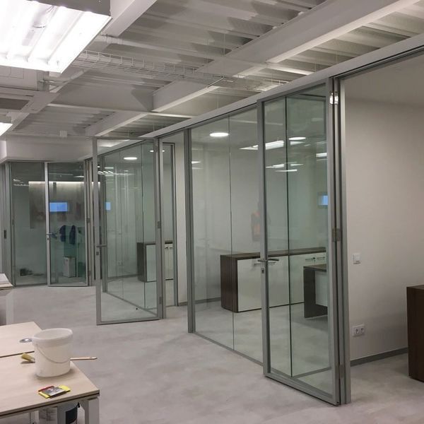 Una habitación con muchas paredes y puertas de cristal.