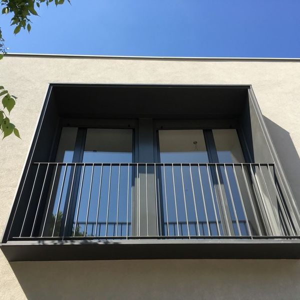 Mirando hacia un balcón con un cielo azul de fondo