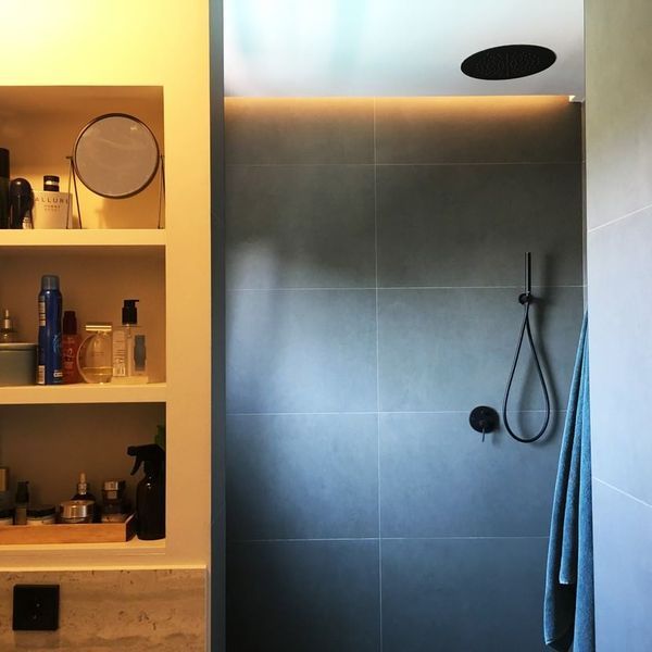 Un baño con ducha y espejo