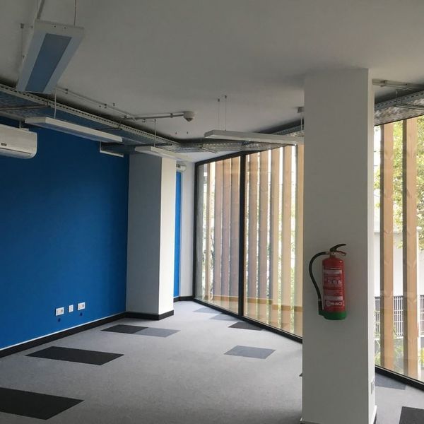 Una habitación vacía con un extintor en la pared.