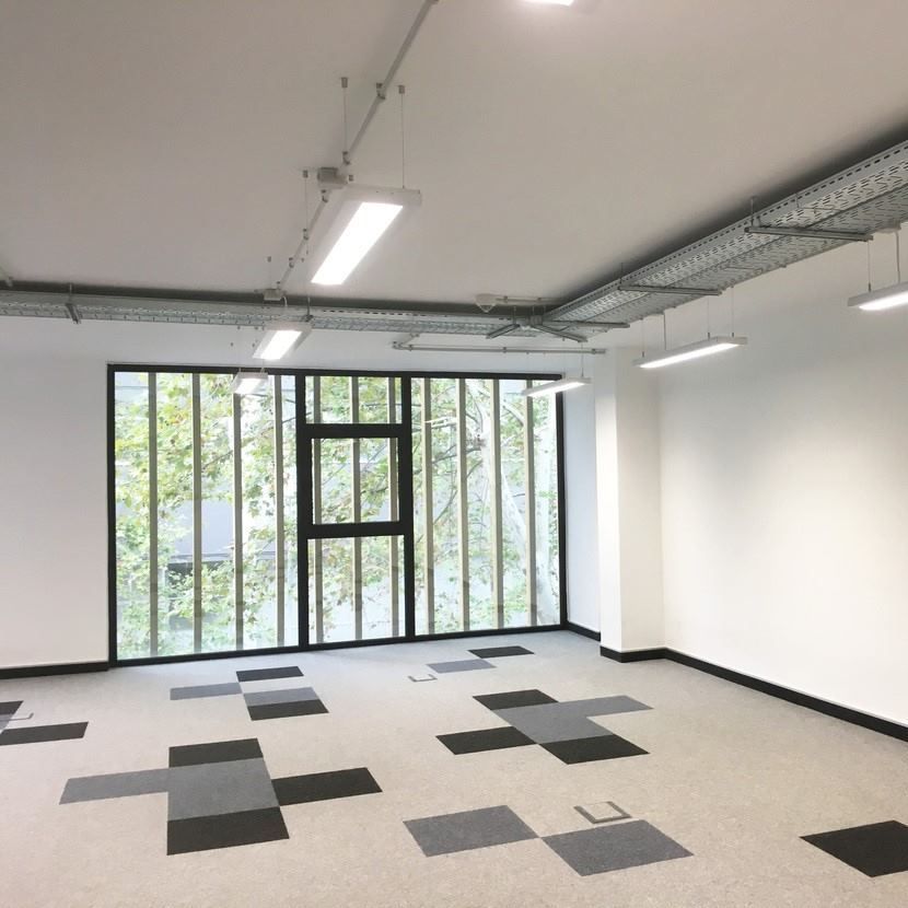 Una gran habitación vacía con una gran ventana.