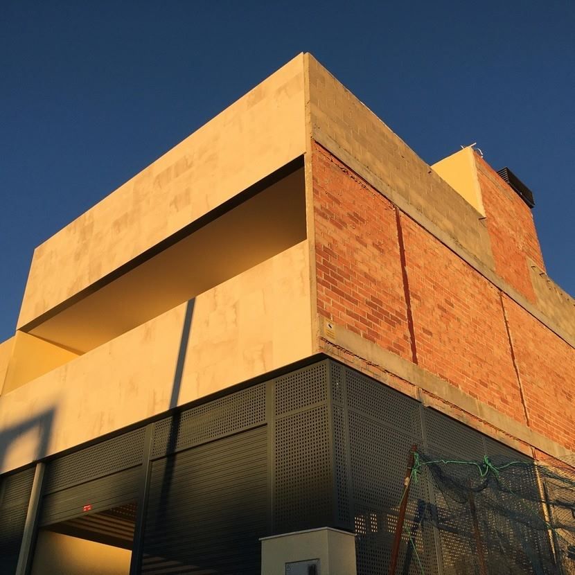 Un edificio con fachada de ladrillo y fachada amarilla.