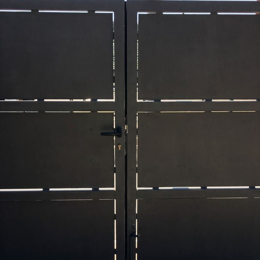 Un primer plano de una puerta de metal con manija.