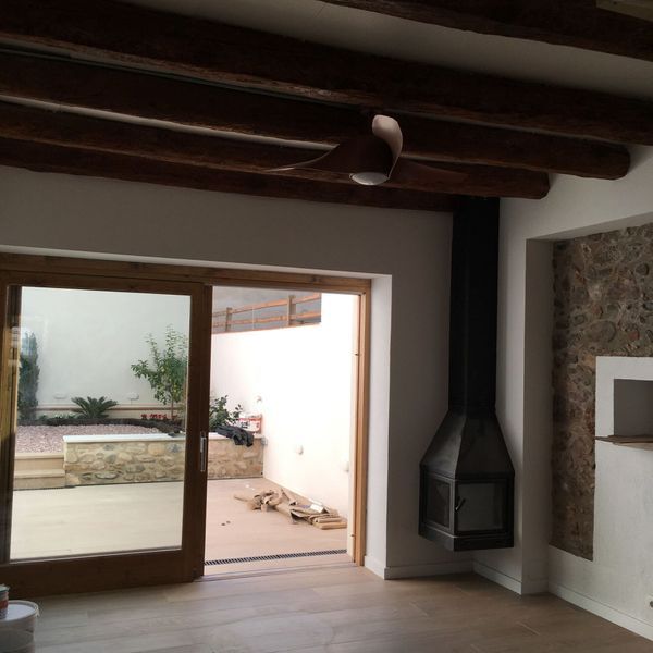 Una sala de estar con chimenea y puertas corredizas de vidrio.