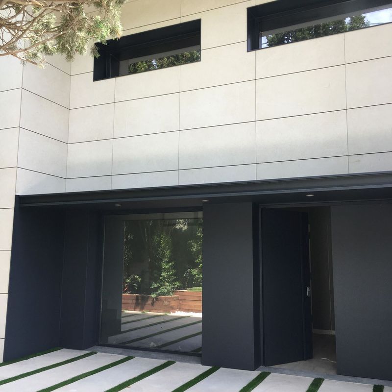 Un edificio con una gran puerta de cristal y ventanas