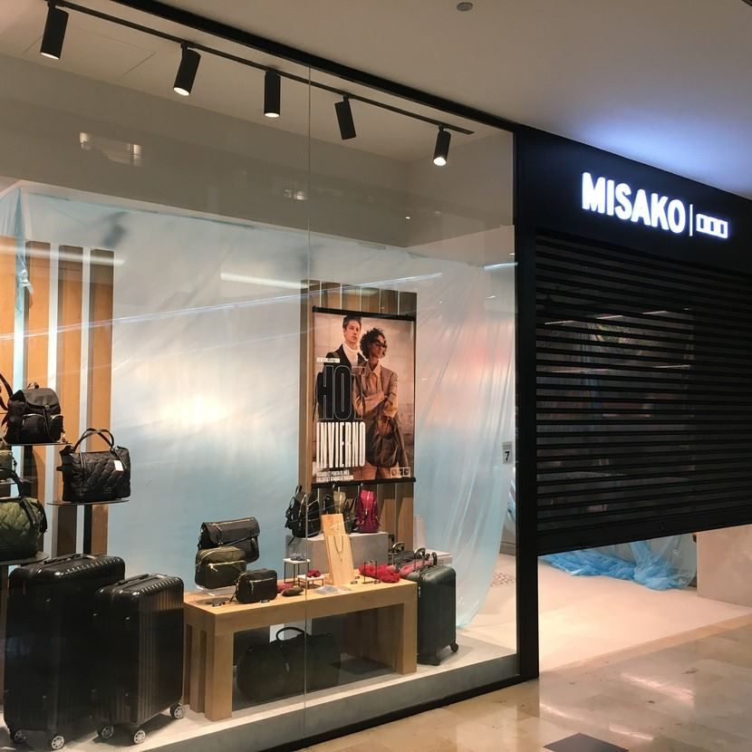 Una tienda Misako con una exposición de maletas y bolsos.