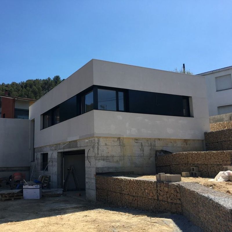 Un gran edificio blanco con muchas ventanas.