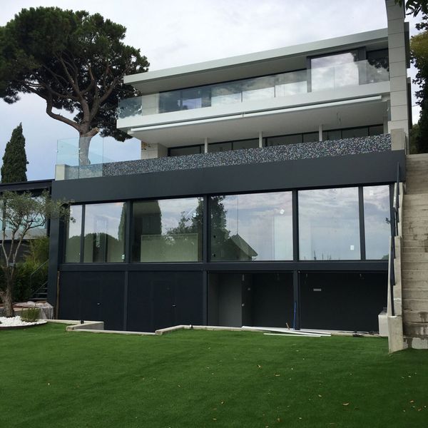 Una casa grande con muchas ventanas y escaleras.