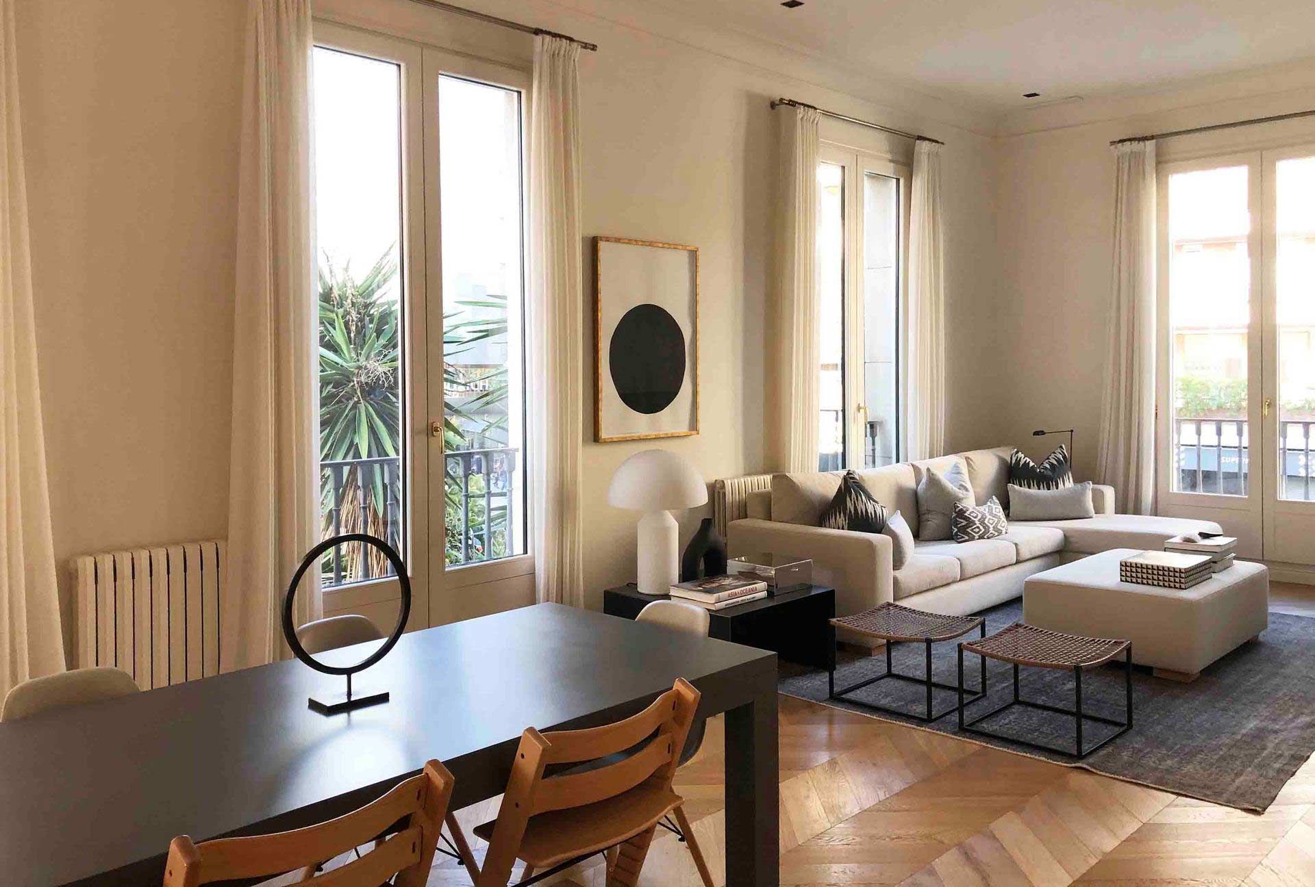 Una sala de estar con sofá, mesa y sillas.