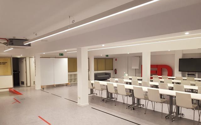 Una gran sala con mesas y sillas.