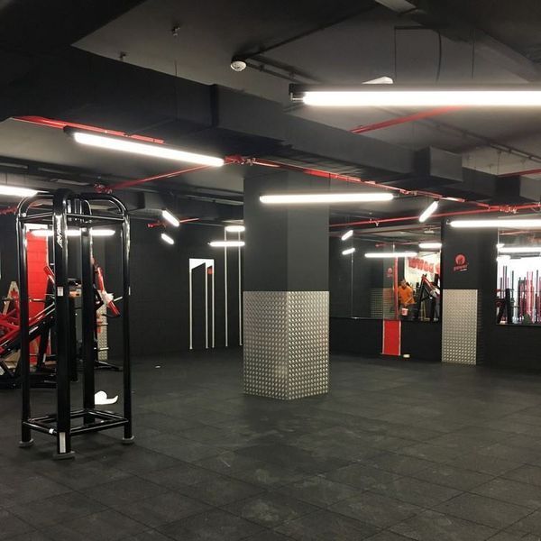 Un gimnasio vacío con un logotipo de Reebok en la pared.