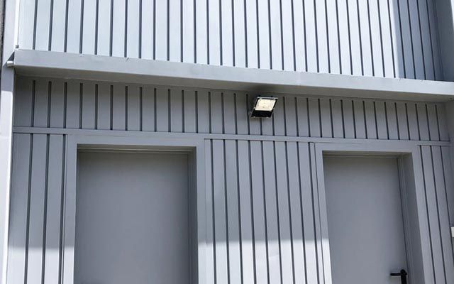 Hay una luz en el costado del edificio.