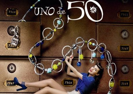 Una mujer está acostada en el suelo con un collar que dice uno de 50