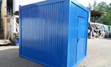 Blauer Lagercontainer aus Wellblech mit Tür, im Freien.