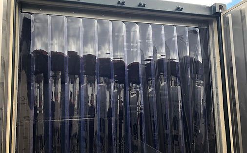 Innenansicht eines Schiffscontainers mit einem Kunststoffstreifenvorhang